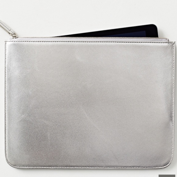 METALLIC LEATHER POUCH FOR IPAD® - SILVER- Mini - Picture 1 of 8